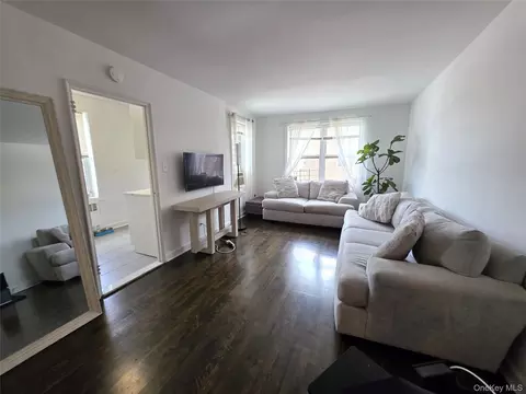 33-15 81st St #5D, New York, NY 11372