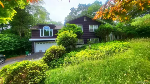 28 Colburn Dr, Poughkeepsie, NY 12603