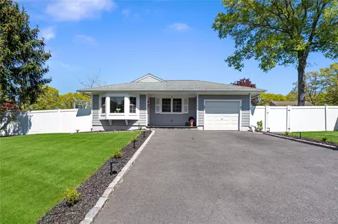 63 Orchard St, Manorville, NY 11949