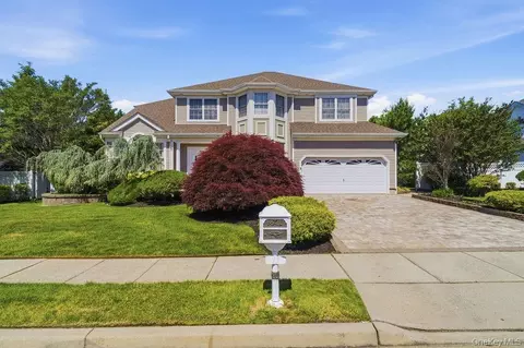 15 Boxwood Ln, Farmingdale, NY 11735