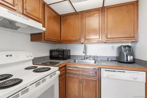 Kitchen - 150 Overlook #5F, Peekskill, NY 10566 photo 2 of 2