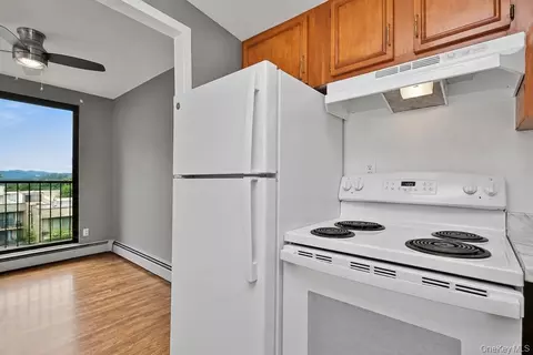 Kitchen - 150 Overlook #5F, Peekskill, NY 10566 photo 2 of 4