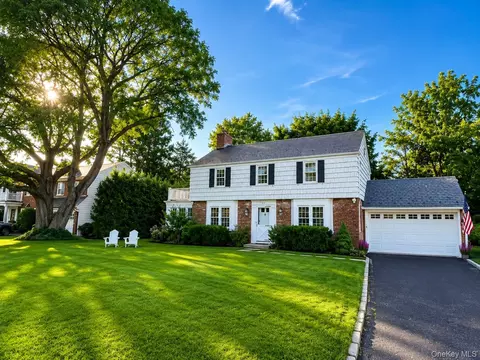 107 Dogwood Ln, North Hempstead, NY 11030