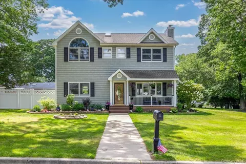 88 Orienta Ave, Lake Grove, NY 11755