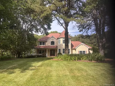 216 Landing Ln, Calverton, NY 11933