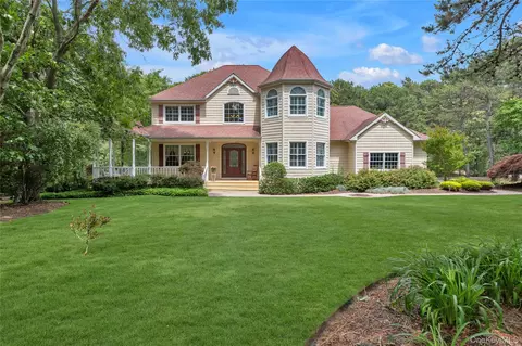 216 Landing Ln, Calverton, NY 11933