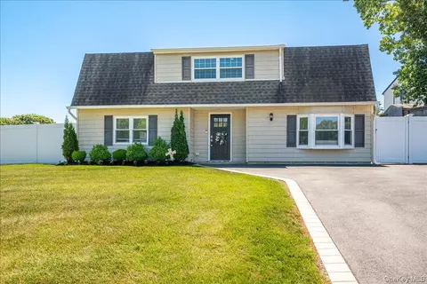 10 Rutgers Rd, Farmingville, NY 11738