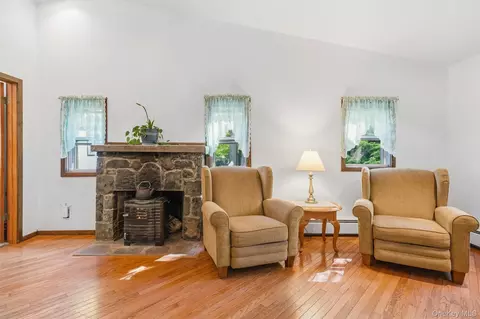 Living - 3 Echo Trl, Monroe, NY 10950 photo 2 of 4