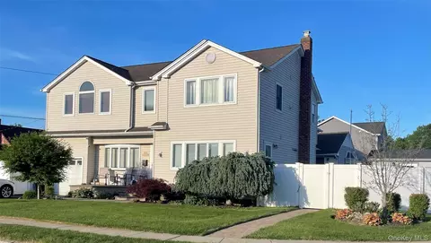 7 Mohawk Dr, Massapequa, NY 11758