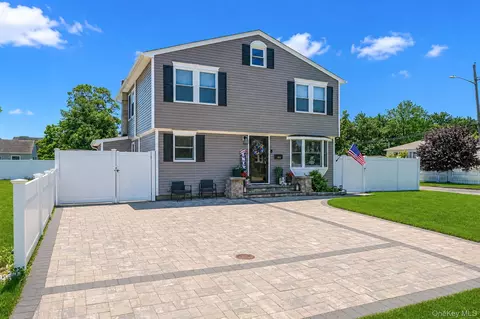 135 Texas St, Lindenhurst, NY 11757