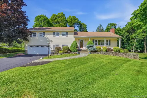 10 Sharon Ct, Cornwall On Hudson, NY 12520