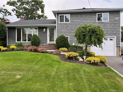 106 Roy St, Massapequa, NY 11758