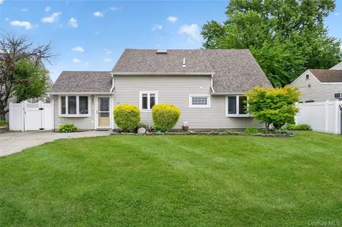 39 Boat Ln, Levittown, NY 11756
