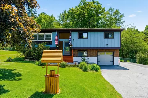 24 Dennis Dr, Wawayanda, NY 10958