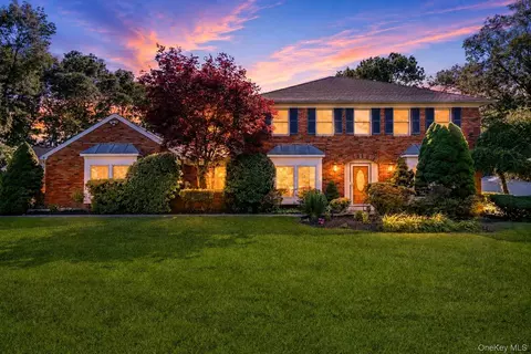 15-17 Park Woods Ln, Kings Park, NY 11754