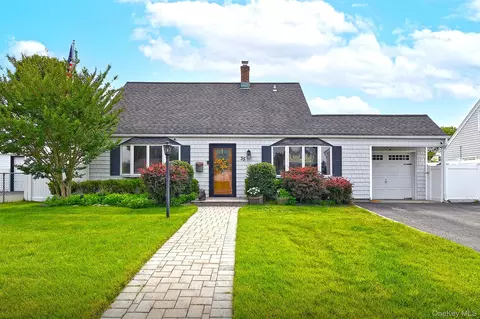 35 Ranch Ln, Levittown, NY 11756