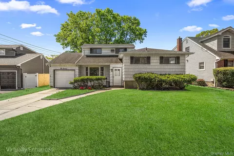 216 Oak St, Massapequa Park, NY 11762