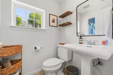 Bath - 125 Riverbend Dr, Peekskill, NY 10566 photo 1 of 5