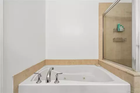 Bath - 125 Riverbend Dr, Peekskill, NY 10566 photo 3 of 5