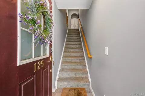 Entry Way - 125 Riverbend Dr, Peekskill, NY 10566 photo 2 of 3