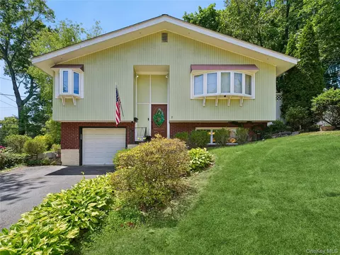 2 Highfield Ave, North Hempstead, NY 11050