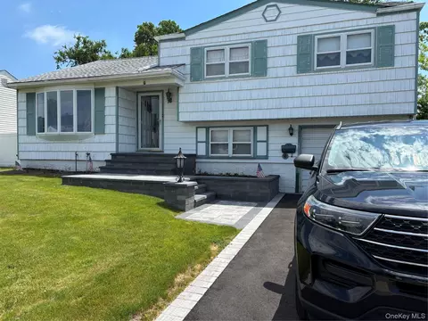 3 Peter Rd, Hicksville, NY 11801