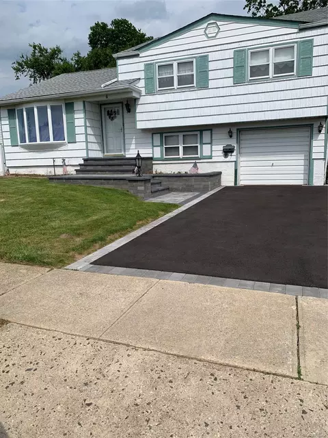 3 Peter Rd, Hicksville, NY 11801