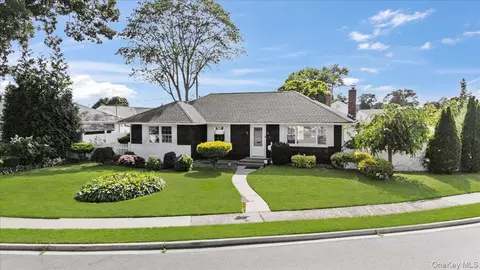 5 Coronet Cres, Bethpage, NY 11714