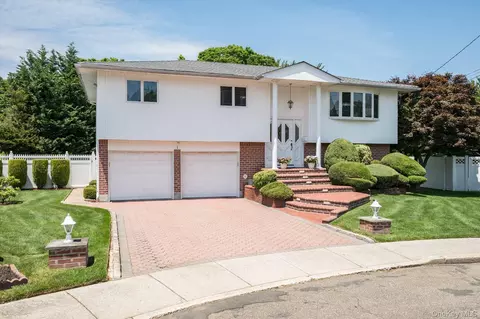 1 Eliot Ct, Syosset, NY 11791