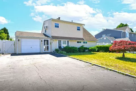 34 Prentice Rd, Levittown, NY 11756