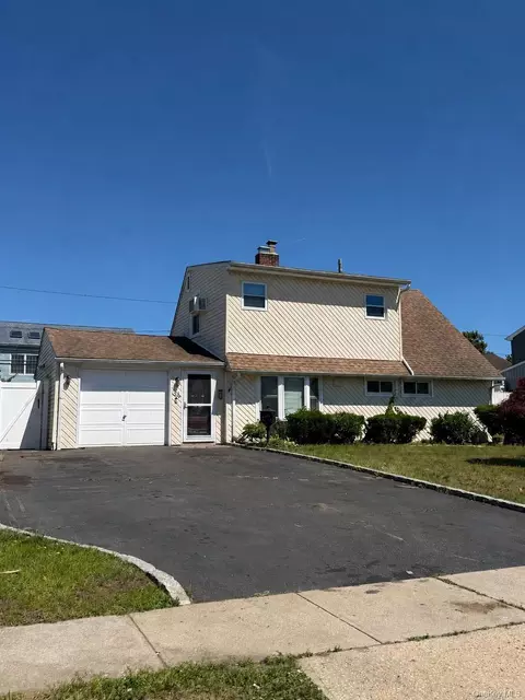 34 Prentice Rd, Levittown, NY 11756