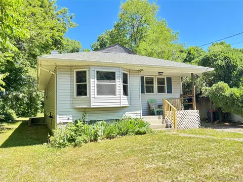 49 Wavecrest Dr, Mastic Beach, NY 11951