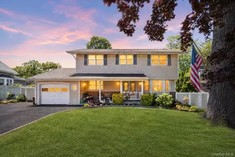 12 Swan Ln, Hauppauge, NY 11788