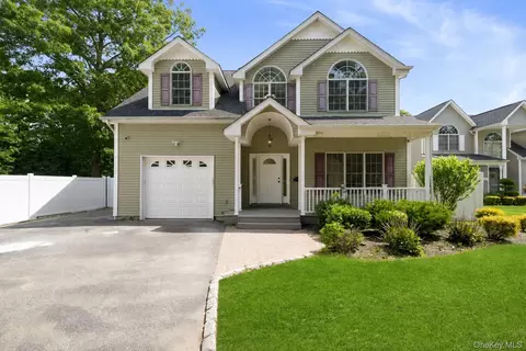 40 Muncey Rd, Bay Shore, NY 11706