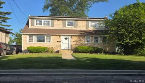 1425 Tadmor St, Merrick, NY 11566