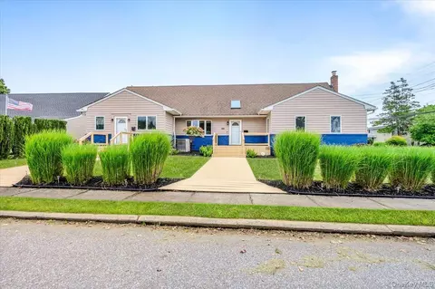 86 Edmore Ln N, West Islip, NY 11795