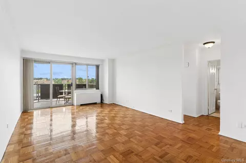 1815 215th St #6C, New York, NY 11360