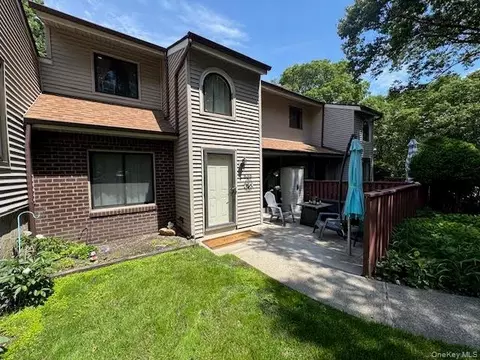 836 Skyline Dr, Coram, NY 11727