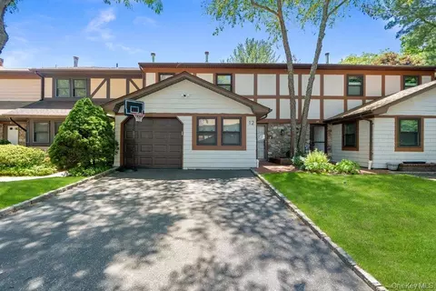 12 Cold Harbour Ln, Woodbury, NY 11797
