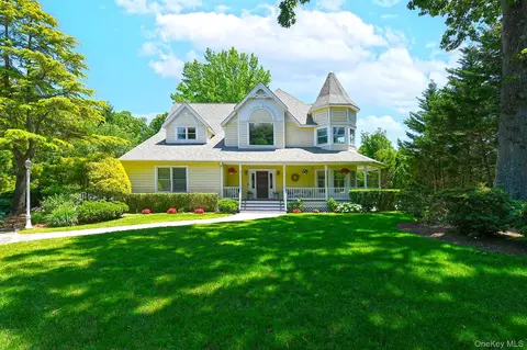 4 Hampton Ct, Huntington, NY 11743