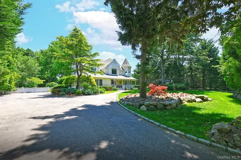 4 Hampton Ct, Huntington, NY 11743