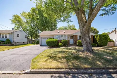 9 Johnson Pl, Lindenhurst, NY 11757
