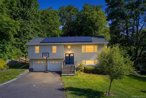 55 Carolina Dr, Clarkstown, NY 10956