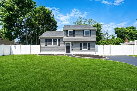 610 Americus Ave, Brookhaven, NY 11772