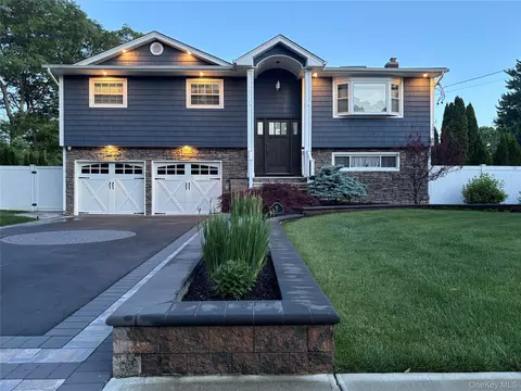 52 41st St, Islip, NY 11751