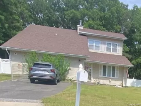 3 Felway Dr, Coram, NY 11727