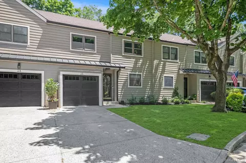 15 High Oaks Ct, Huntington, NY 11743