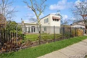 465 W Market St, Long Beach, NY 11561