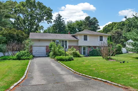 14 Mark Dr, Smithtown, NY 11787