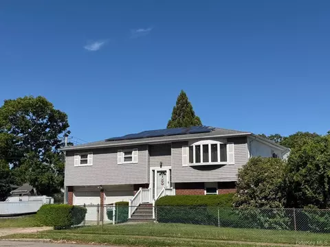35 Grand Blvd, Massapequa Park, NY 11762